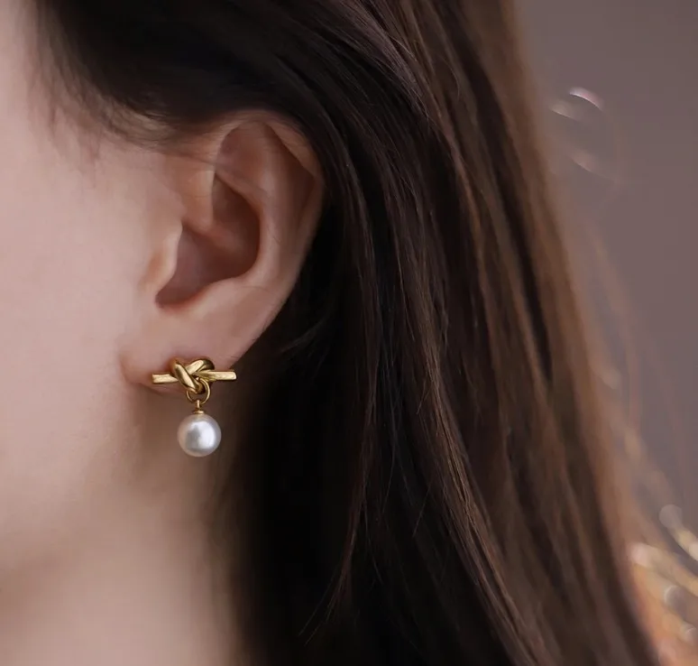 Knot pearl earring