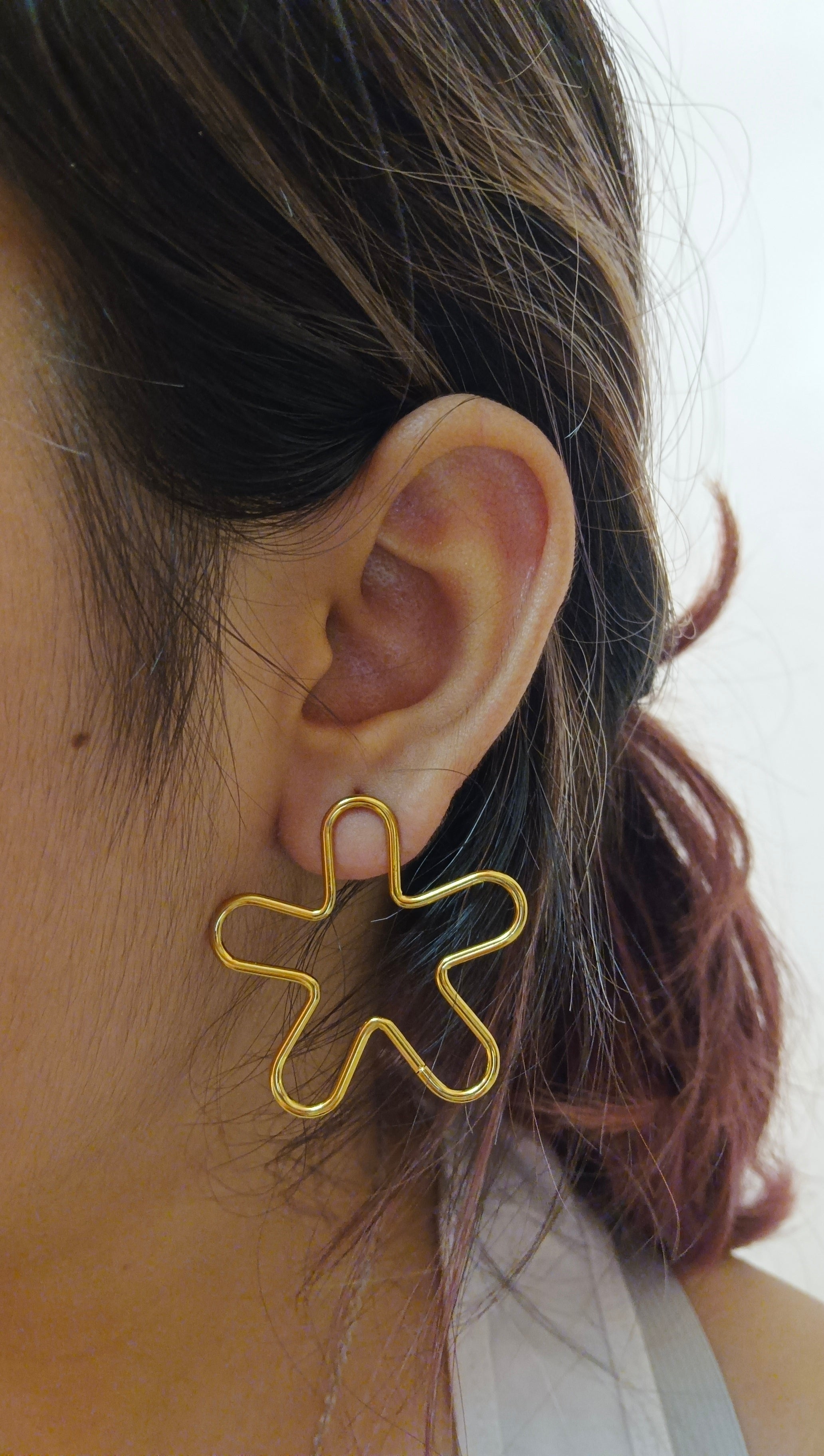 Hollow flower earrings