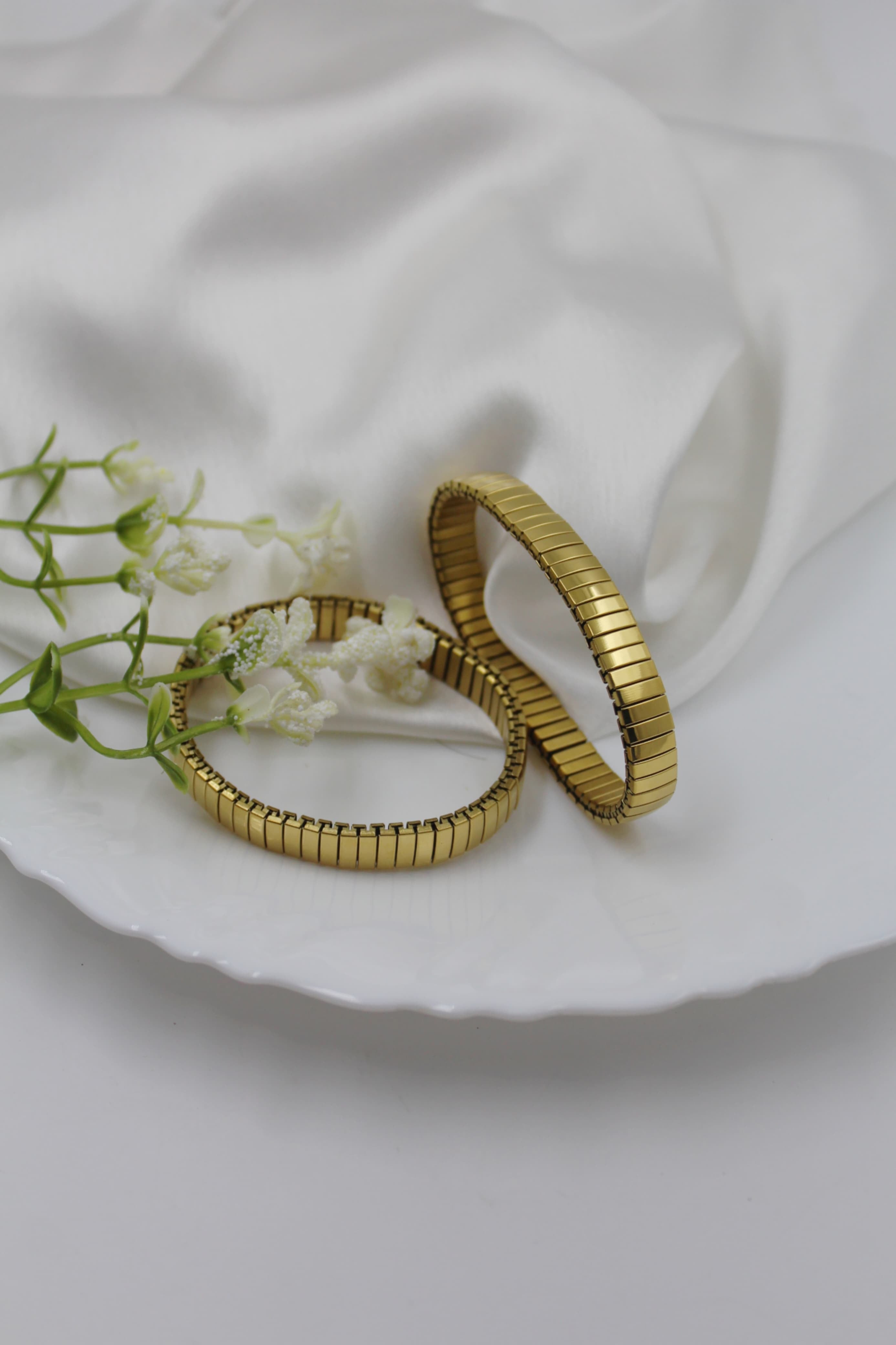 Stretchy snake bangle