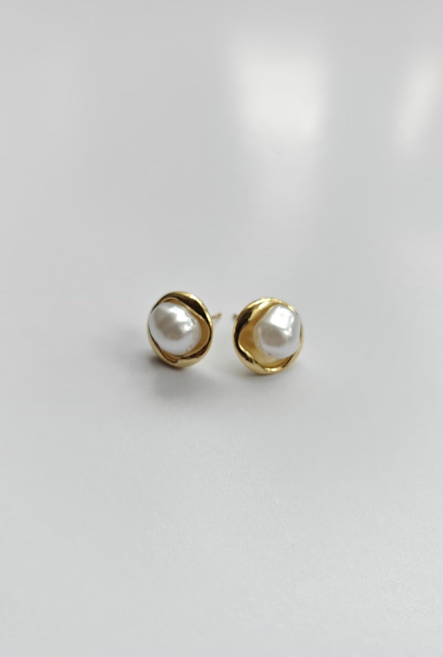Pearly earrings