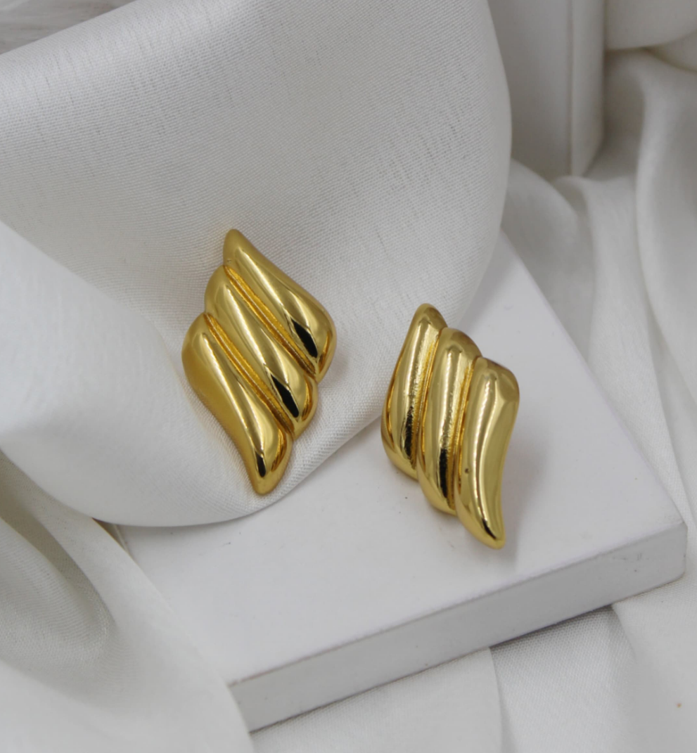 Wave stud earrings